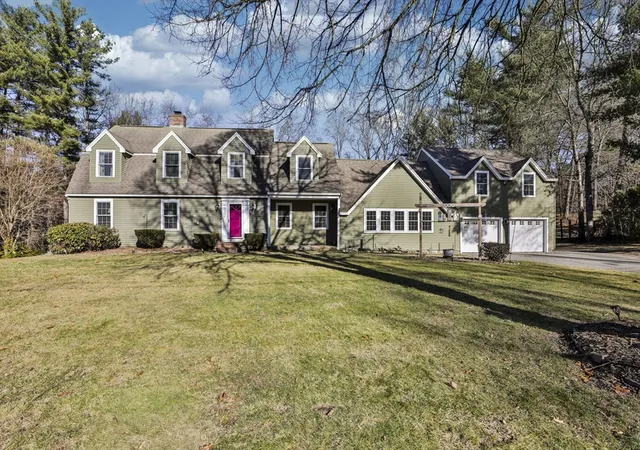 Photo 3 of Single family home for sale at 207 Oak Ridge Rd, Plaistow, NH 03865 | MLS# 73470087 | Listing updated on 2026-01-24