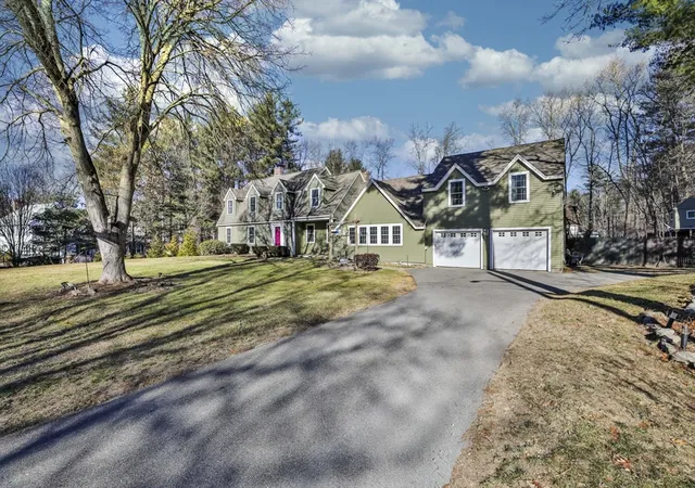 Photo 3 of Single family home for sale at 207 Oak Ridge Rd, Plaistow, NH 03865 | MLS# 73470087 | Listing updated on 2026-01-24