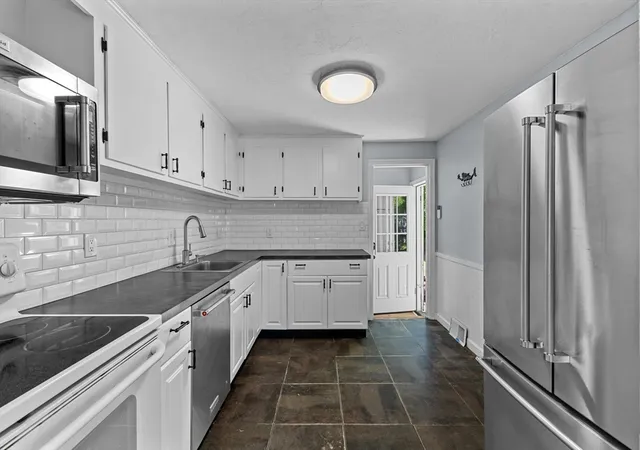 4th image of 42 Woodway Dr, Shrewsbury, MA 01545 | MLS# 73522104