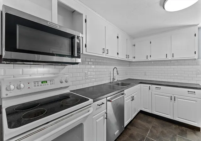 5th image of 42 Woodway Dr, Shrewsbury, MA 01545 | MLS# 73522104