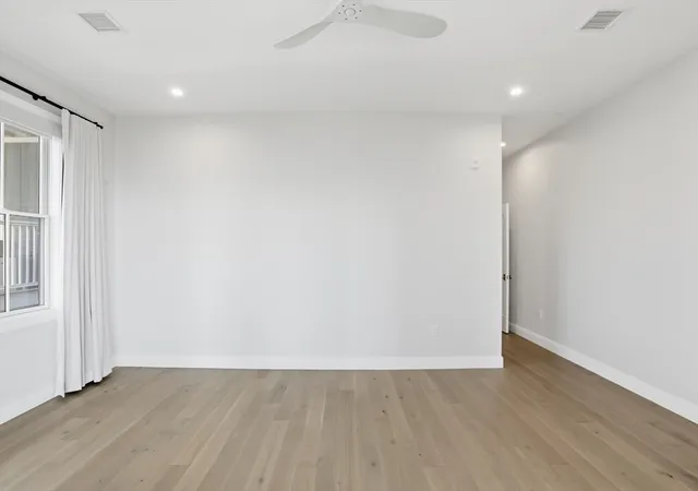 5th image of 407 E 7Th St, Boston, MA 02127