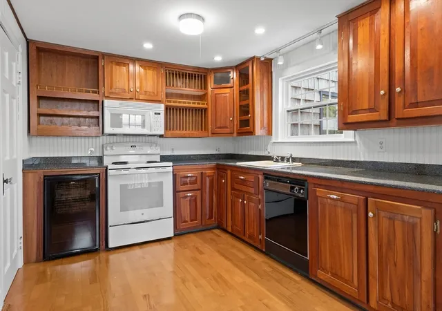 Homes for sale in Beverly, MA | 10 Pearl Street Ext, Beverly, MA 01915 | MLS# 73538211