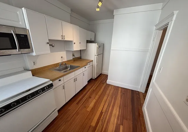 4th image of Castle Condominium, Boston, MA 02130