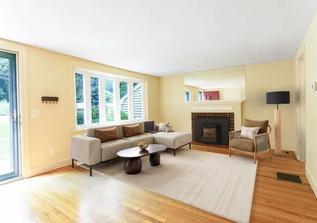 5th image of 1083 Edgell Rd, Framingham, MA 01701 | MLS# 73554046