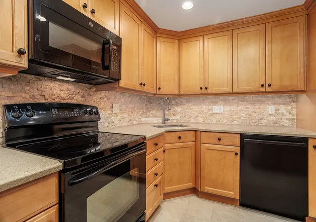 3rd image of 212 Ridgefield Cir #212B, Clinton, MA 01510 | MLS# 73544203