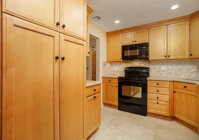 4th image of 212 Ridgefield Cir #212B, Clinton, MA 01510 | MLS# 73544203
