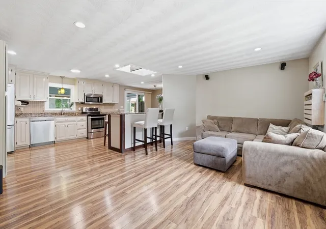4th image of 8 Sloane Dr, Framingham, MA 01701 | MLS# 73553884