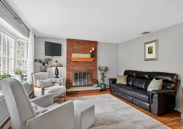 3rd image of 14 Mohawk Dr, Northborough, MA 01532 | MLS# 73504740