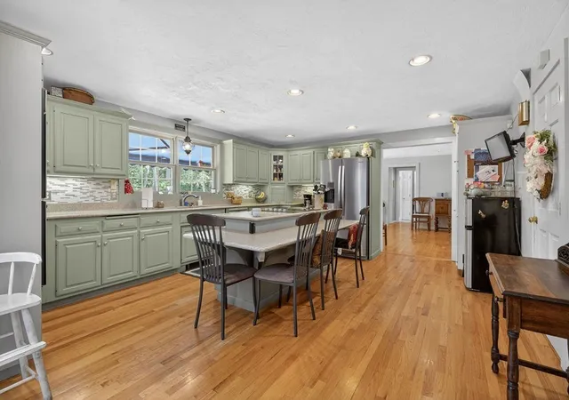 5th image of 346 Judson St, Raynham, MA 02767 | MLS# 73536356