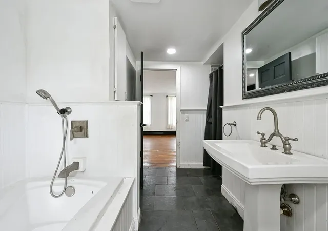 11th image of 260 Glebe St, Taunton, MA 02780 | MLS# 73531080