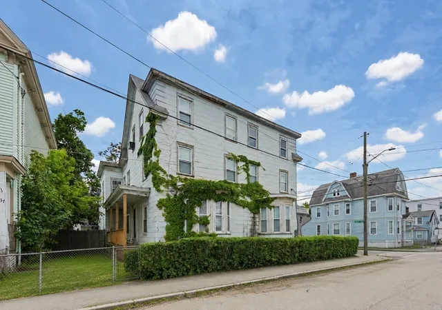 3rd image of 35 Oak St, Lowell, MA 01852 | MLS# 73528238