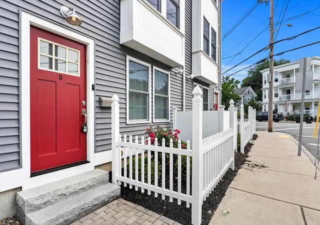 2nd image of 34 Beckford St #D, Beverly, MA 01915 | MLS# 73565329