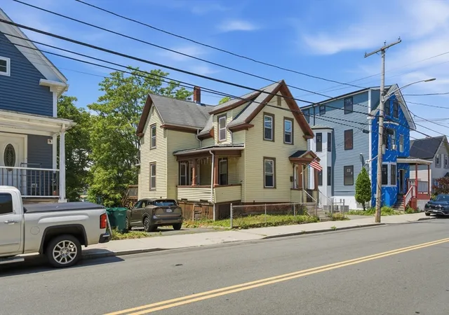 3rd image of 284 Chatham St, Lynn, MA 01902 | MLS# 73546799