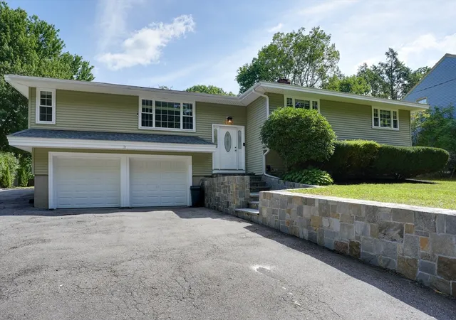 2nd image of 31 Lakeshore Dr, Hudson, MA 01749 | MLS# 73565838