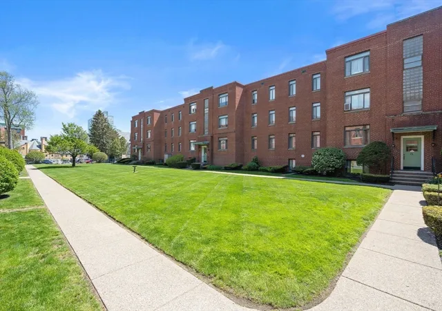 2nd image of 10 Ashland St, Worcester, MA 01609