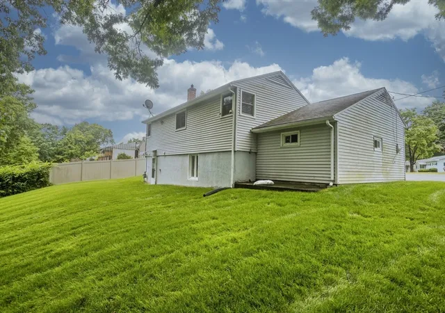 4th image of 89 Garvey Dr, Springfield, MA 01109 | MLS# 73557102
