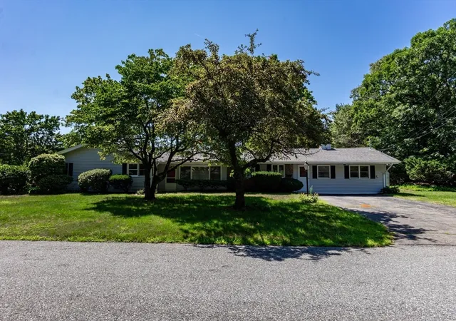 3rd image of 4 Craig Rd, Framingham, MA 01701 | MLS# 73568222