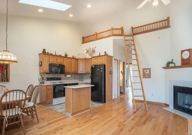 3rd image of 122 Brookfield Ln #122, Agawam, MA 01001 | MLS# 73560475