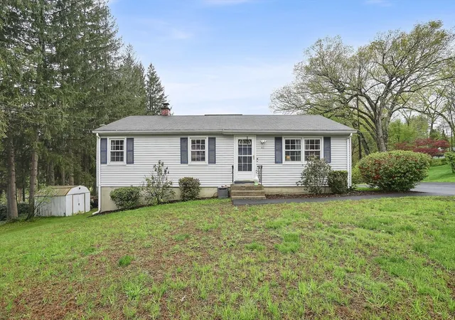 Homes for sale in Westfield, MA | 41 Pinewood Ln, Westfield, MA 01085 | MLS# 73546465