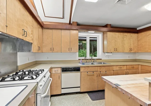 Photo 3 of Sale Pending at 8 Morgan Cir, Amherst, MA 01002 | MLS# 73565235 | Listing updated on 2026-09-06
