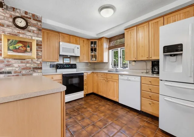 Photo 4 of Sale Pending at 8 Colgate Rd, Beverly, MA 01915 | MLS# 73568352 | Listing updated on 2026-09-16