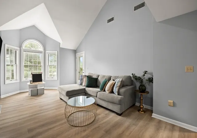 5th image of 111 Carriage Ln, Taunton, MA 02780