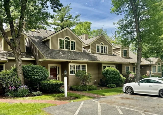 Homes for sale in Hopkinton, MA | 6 Lilac Court, Hopkinton, MA 01748 | Houzeo