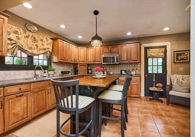 2nd image of 27 Prospect St, Easthampton, MA 01027 | MLS# 73557834