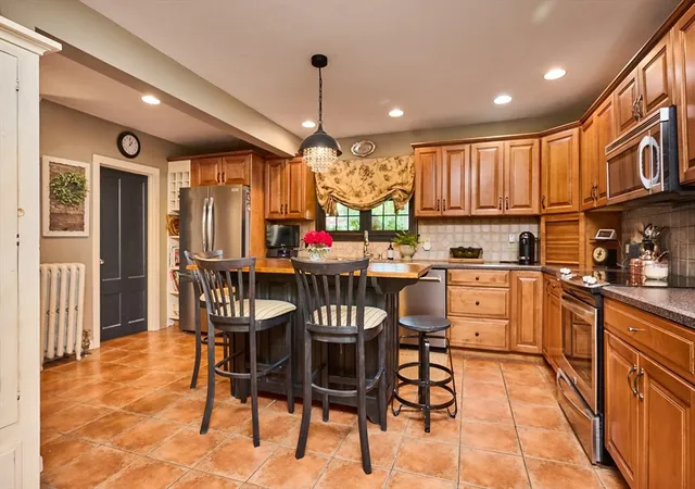 3rd image of 27 Prospect St, Easthampton, MA 01027 | MLS# 73557834