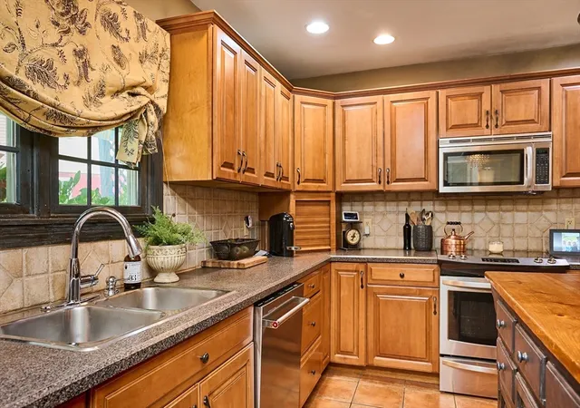 4th image of 27 Prospect St, Easthampton, MA 01027 | MLS# 73557834