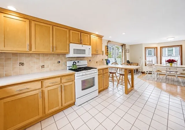 Photo 4 of Sale Pending at 36 Hampton Cir, Hull, MA 02045 | MLS# 73557652 | Listing updated on 2026-10-02