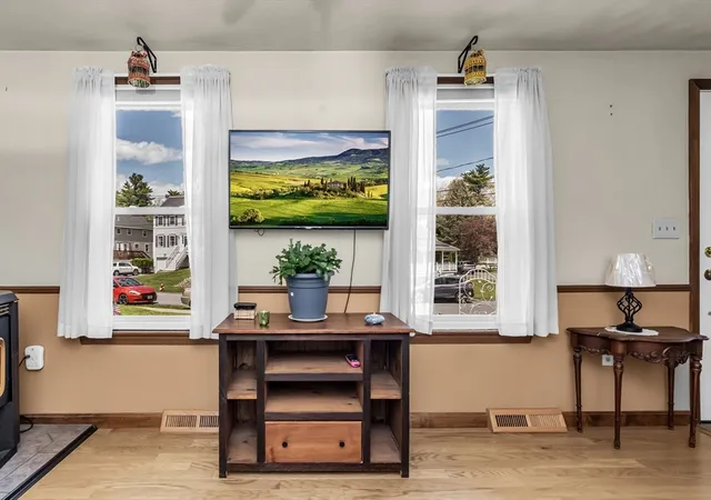 image of 8 Portsmouth Rd, Amesbury, MA 01913 | MLS# 73519442