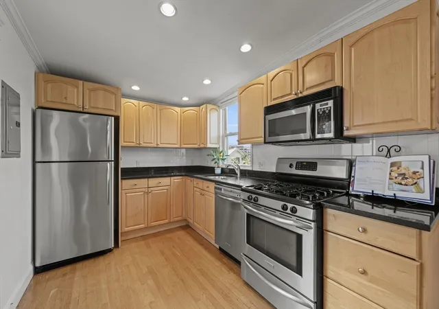 Listing Photo 4 - Condo for sale in building located at 86 Mount Vernon St, Somerville, MA 02145 - Unit #2