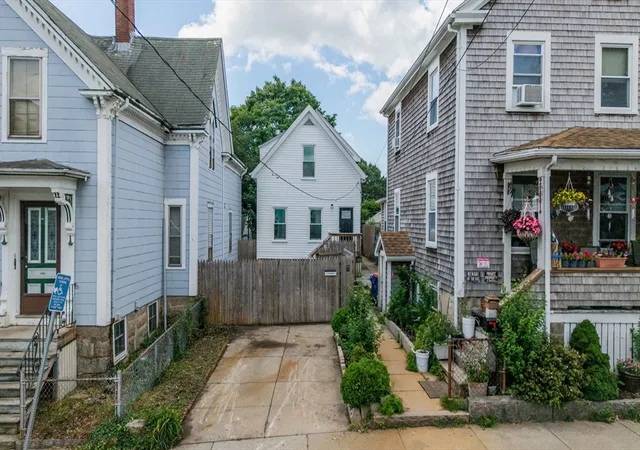 1st image of 174 1/2 Grinnell, New Bedford, MA 02740 | MLS# 73558167