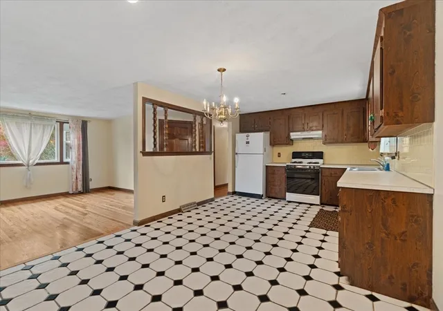 5th image of 17 Brewster Dr, Bridgewater, MA 02324 | MLS# 73558162