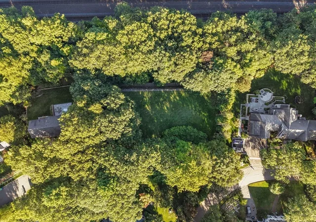 Photo 3 of Sale Pending at 33 Boulder Rd, Wellesley, MA 02481 | MLS# 73557831 | Listing updated on 2026-09-18