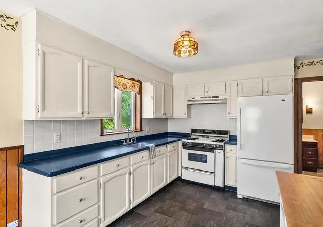 Photo 3 of Sale Pending at 554 Hildreth St, Dracut, MA 01826 | MLS# 73556259 | Listing updated on 2026-09-18