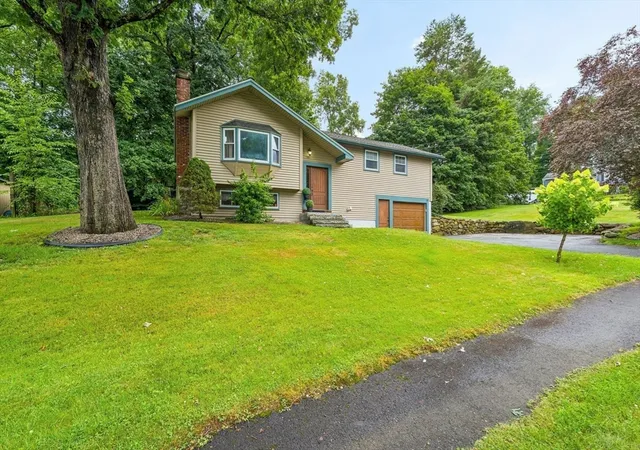 3rd image of 110 Fort Meadow Dr, Hudson, MA 01749 | MLS# 73561705