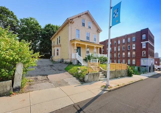 2nd image of 230 Pleasant St, Worcester, MA 01609 | MLS# 73550467