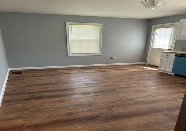 Listing Photo 2 - Condo for sale in building located at 35-37 Pine St Ct, Springfield, MA 01105 - Unit #