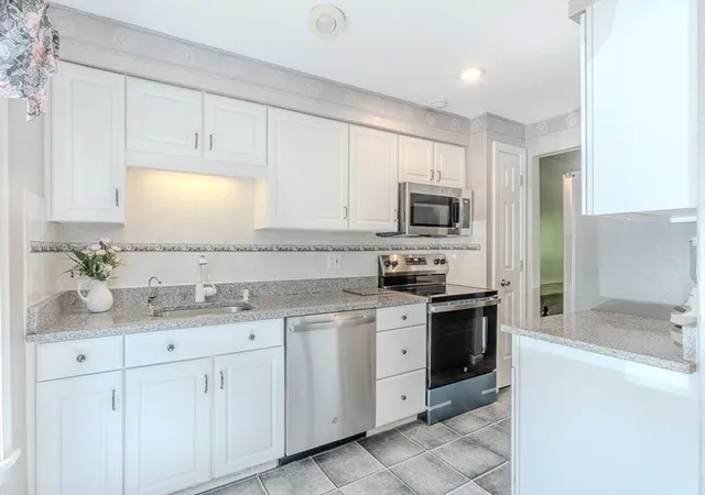 Homes for sale in Peabody, MA | 4105 Woodbridge Rd, Peabody, MA 01960