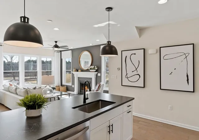 4th image of 21 Emerald Run #0013, Shrewsbury, MA 01545 | MLS# 73501374