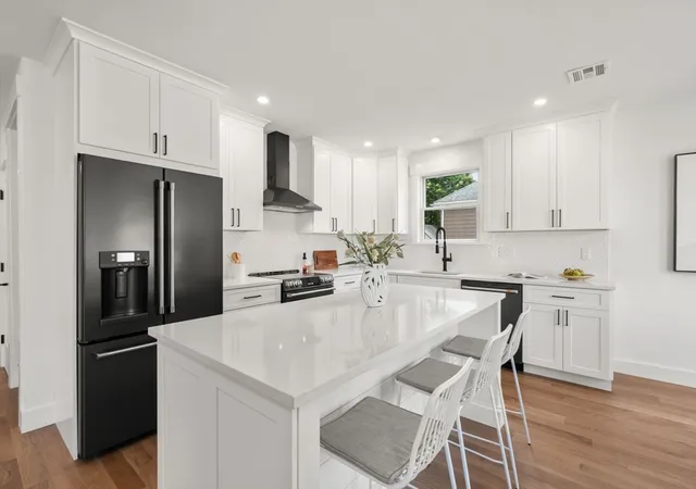 2nd image of 220 Sycamore Street #2, Watertown, MA 02472 | MLS# 73556333