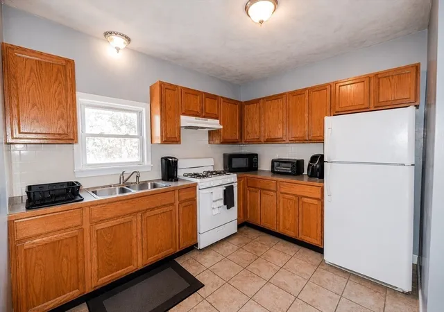 Listing Photo 5 - Condo for sale in building located at 552 Alden St, Fall River, MA 02723