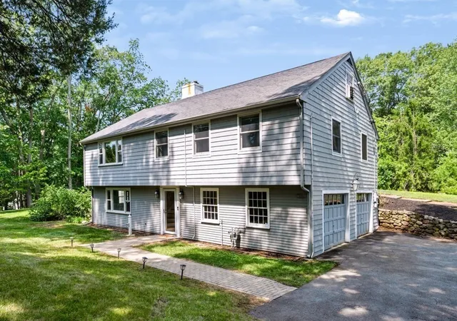 2nd image of 29 Canterbury Hill Rd, Topsfield, MA 01983 | MLS# 73552733