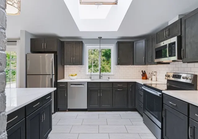3rd image of 29 Canterbury Hill Rd, Topsfield, MA 01983 | MLS# 73552733