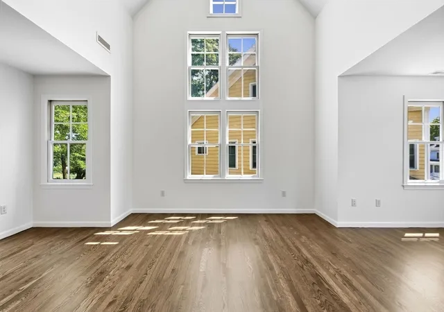 3rd image of 19 Russell Pl, Arlington, MA 02474