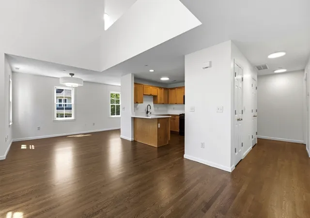 4th image of 19 Russell Pl, Arlington, MA 02474