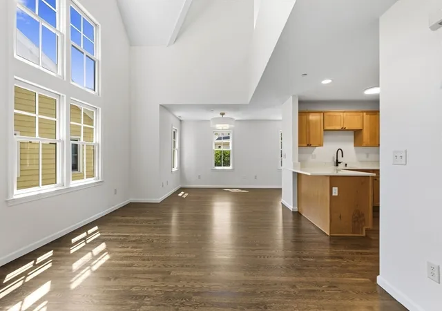5th image of 19 Russell Pl, Arlington, MA 02474