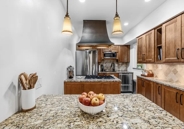 Listing Photo 4 - Condo for sale in building located at 30 Halifax Ct, Springfield, MA 01108 - Unit #G